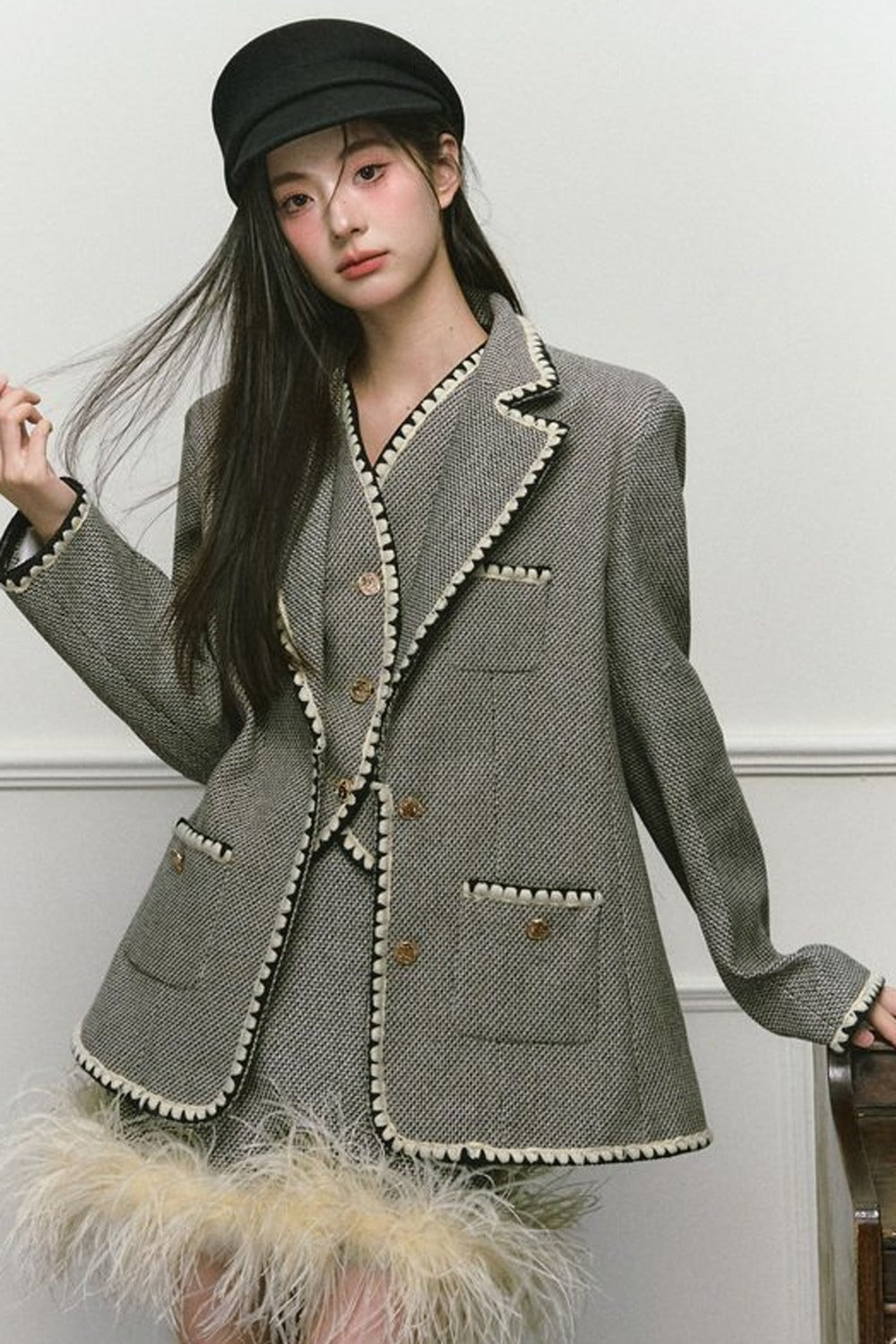 Completo con gilet stile blazer e gonna in lana con ricamo a conchiglia