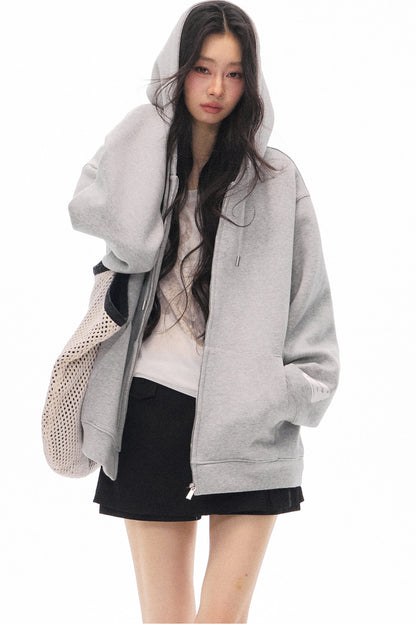 Ensemble cardigan-veste à capuche gris à manches longues et short noir