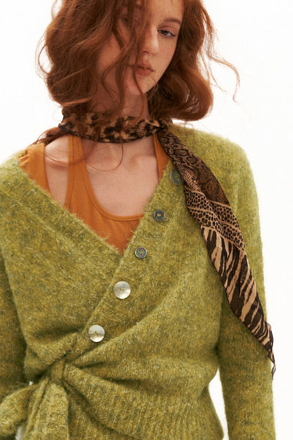 Pull en maille à boutons et liens croisés