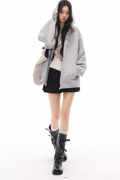 Ensemble cardigan-veste à capuche gris à manches longues et short noir