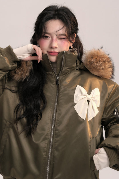 Chaqueta bomber con capucha de pelo y lazo