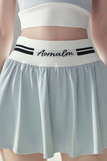 Set aus Sport-Crop-Top und kurzem Rock im amerikanischen Stil