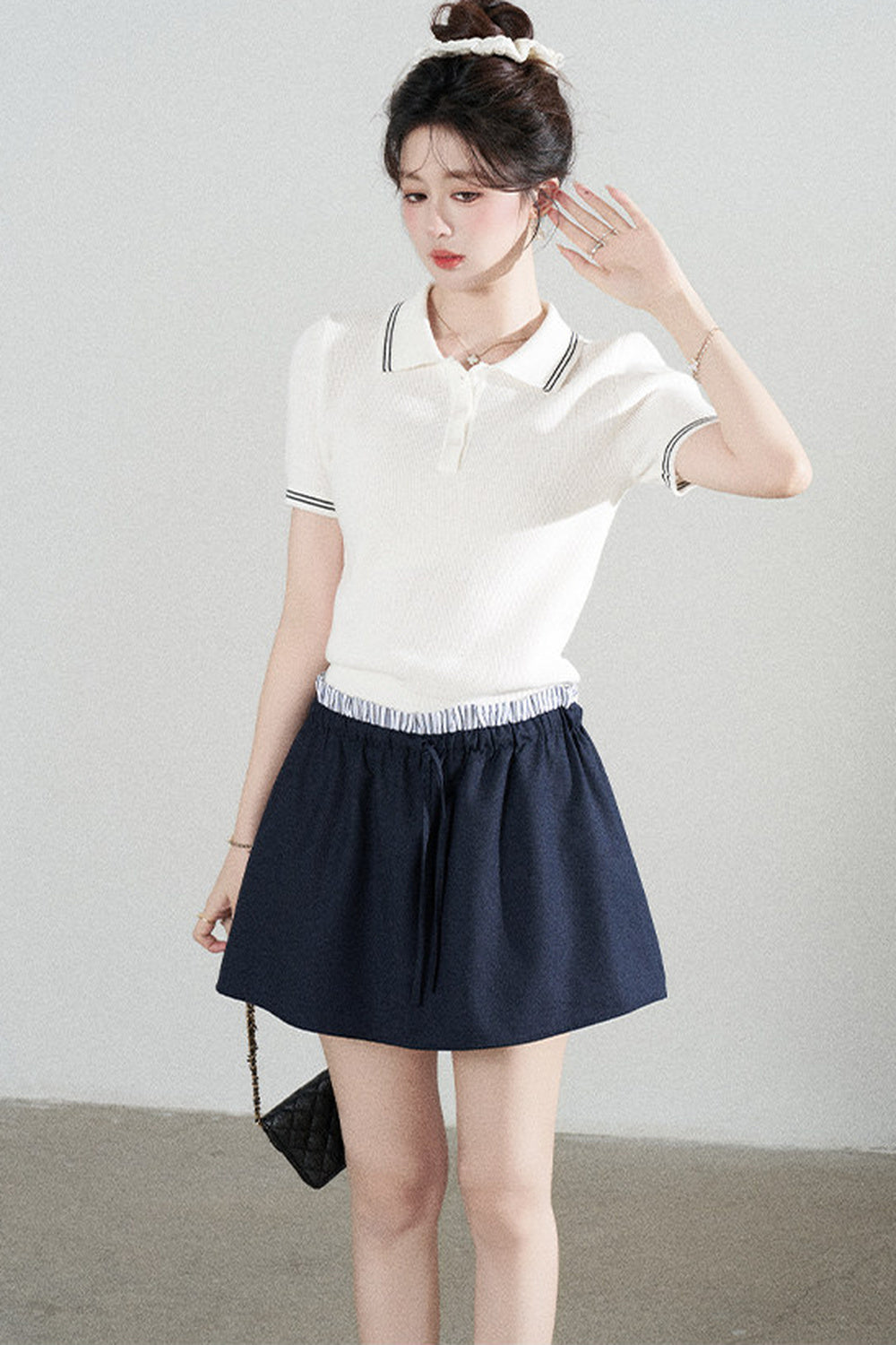 Ensemble tee-shirt polo en tricot blanc à manches courtes et jupe