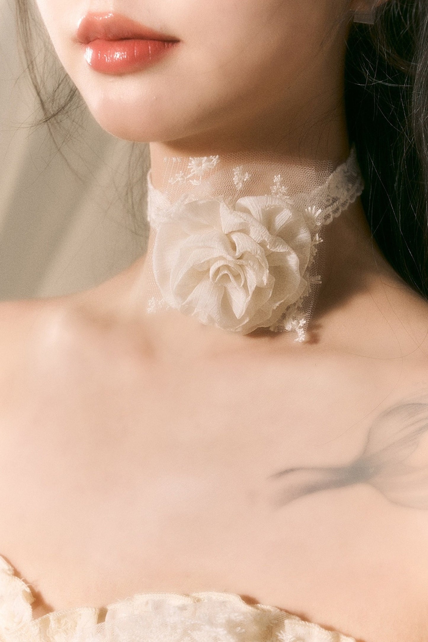 Choker-Halskette mit Spitzen-Rosenblüte zum Binden