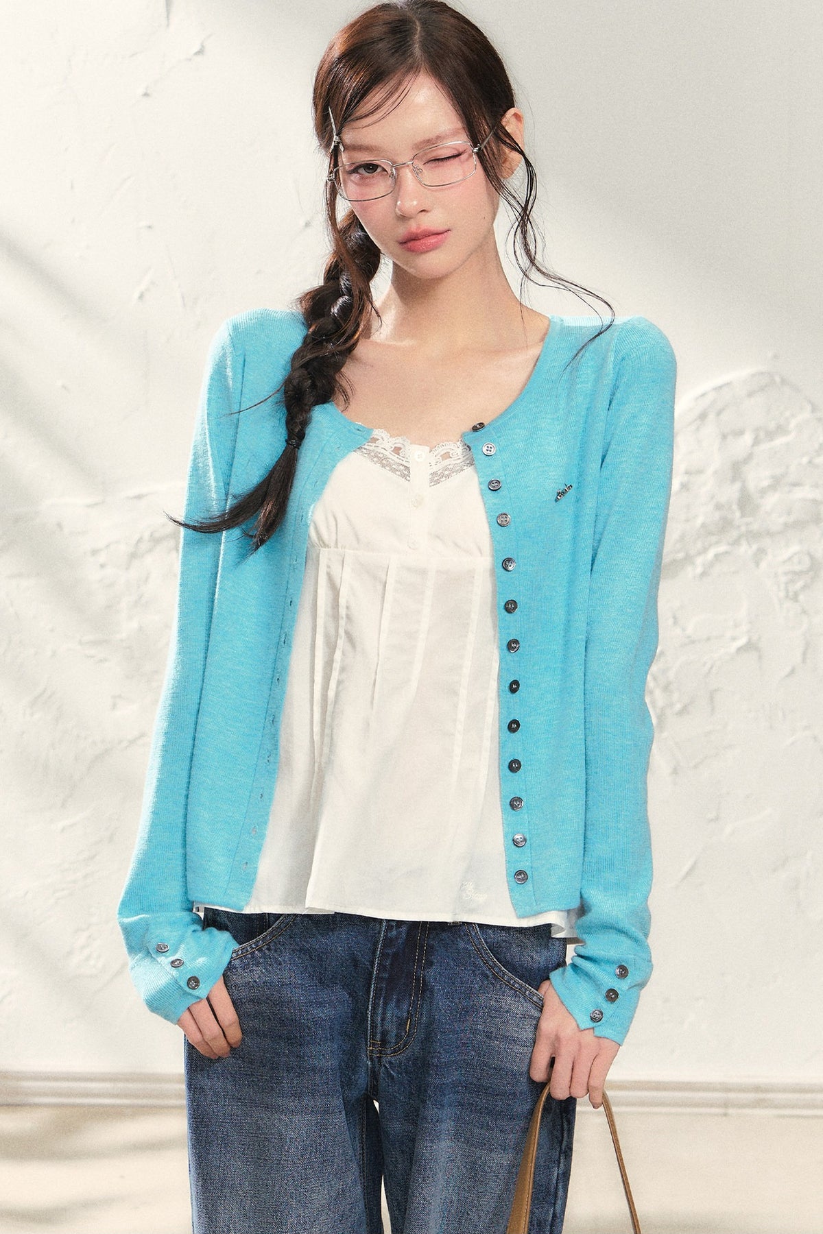 Ensemble blanc avec caraco en dentelle, cardigan et pantalon
