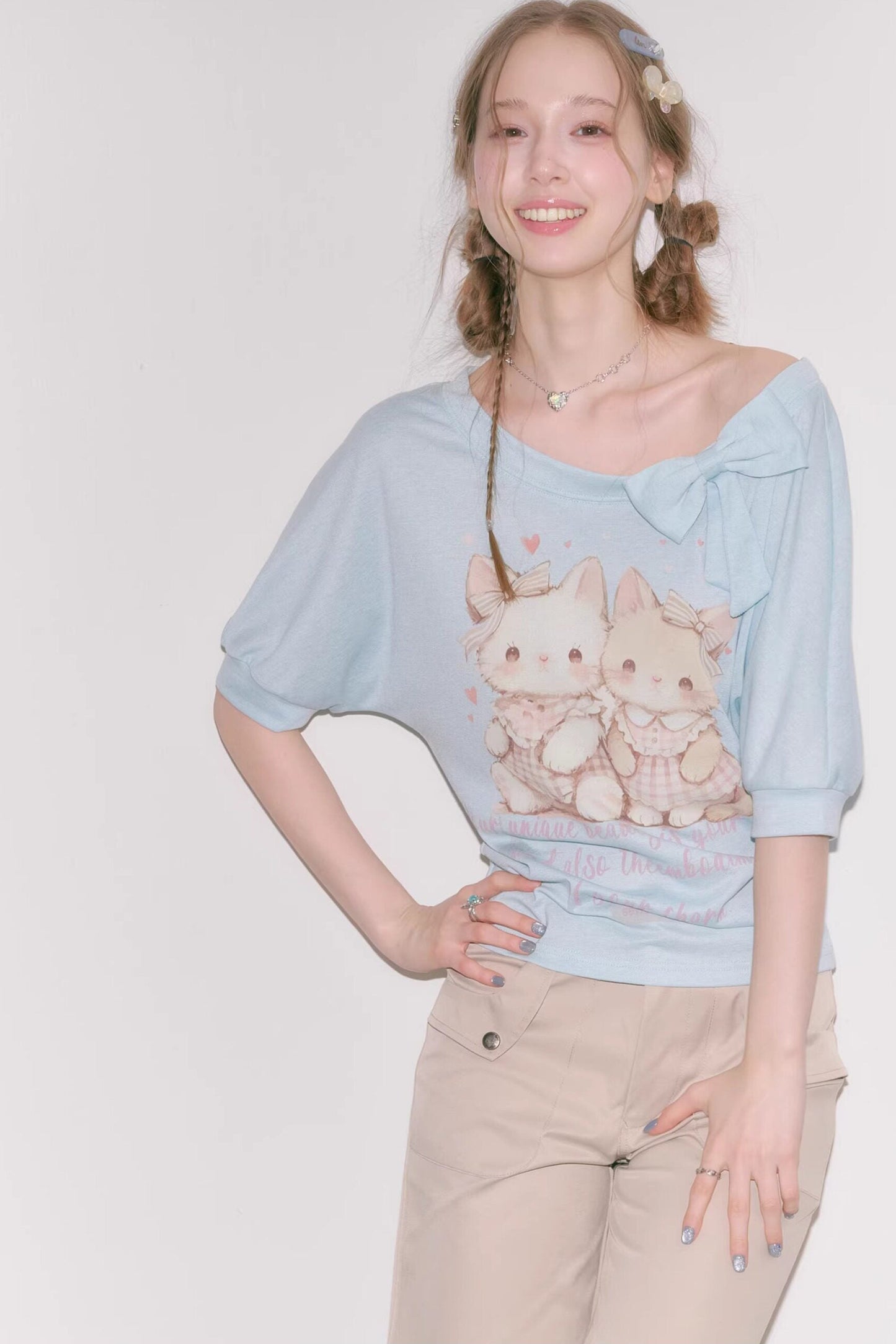 Maglietta azzurro chiaro con stampa di gatti giocosi