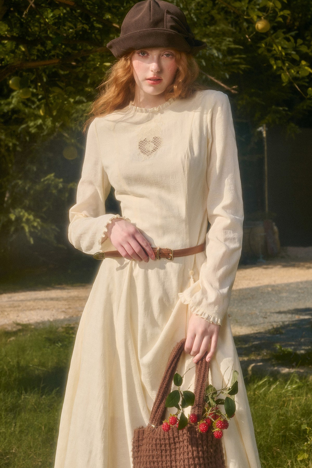Langes Kleid mit Taillenschleife und Stickerei