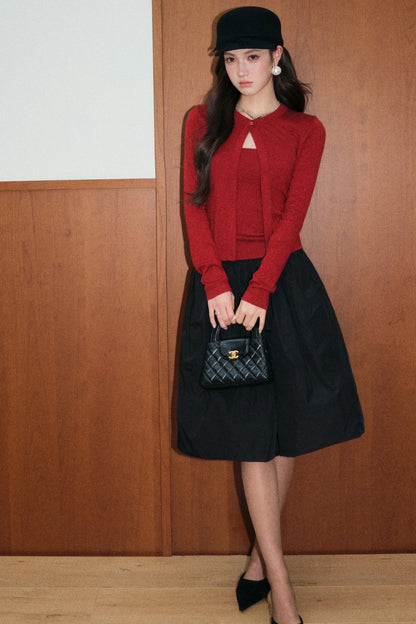 Set aus roter Strickjacke und schwarzem Rock