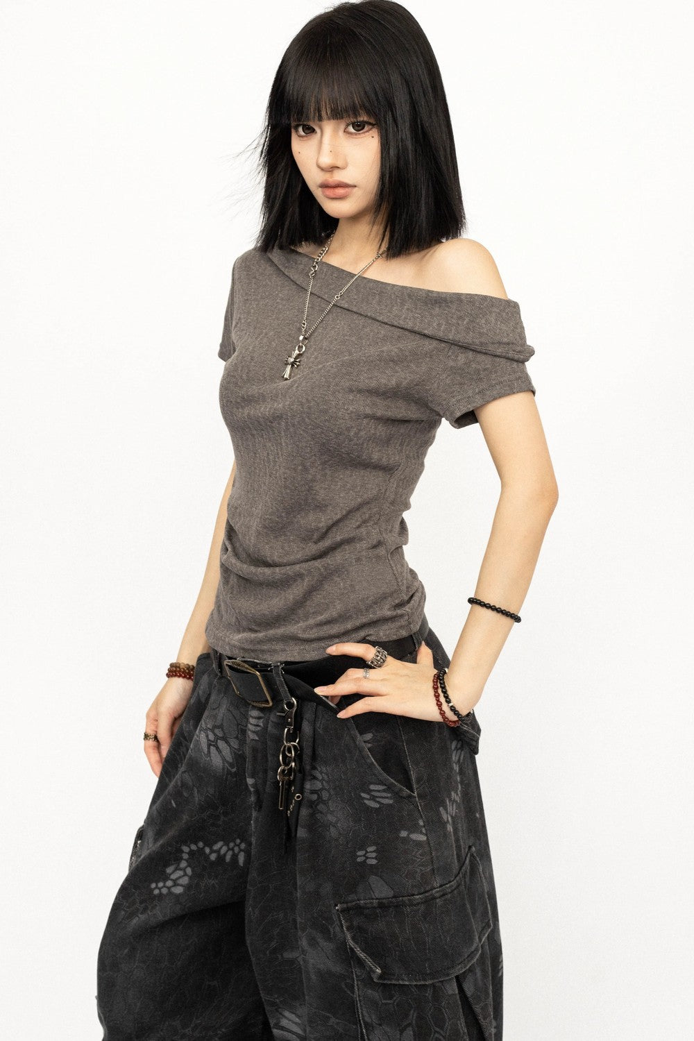 Top minimalista grigio con spalle scoperte