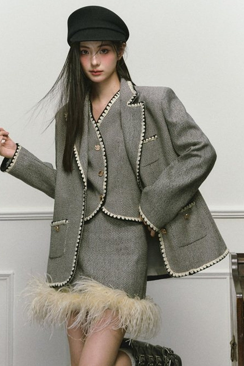 Completo con gilet stile blazer e gonna in lana con ricamo a conchiglia