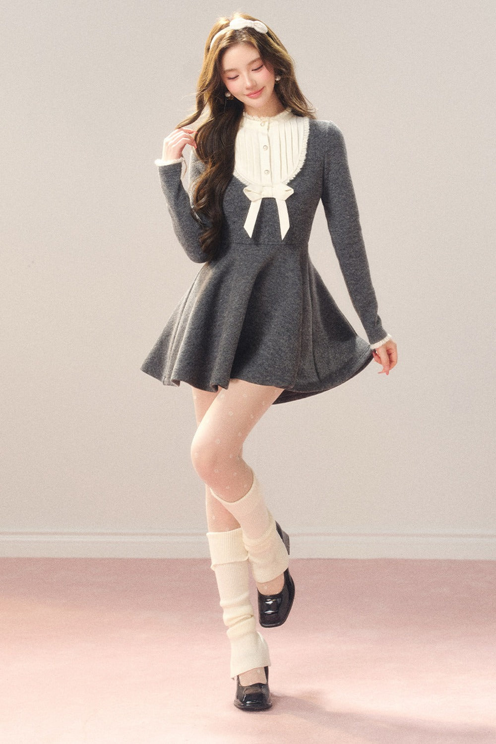 Robe grise à nœud à la taille