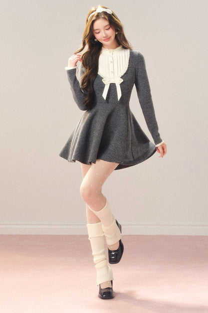 Robe grise à nœud à la taille