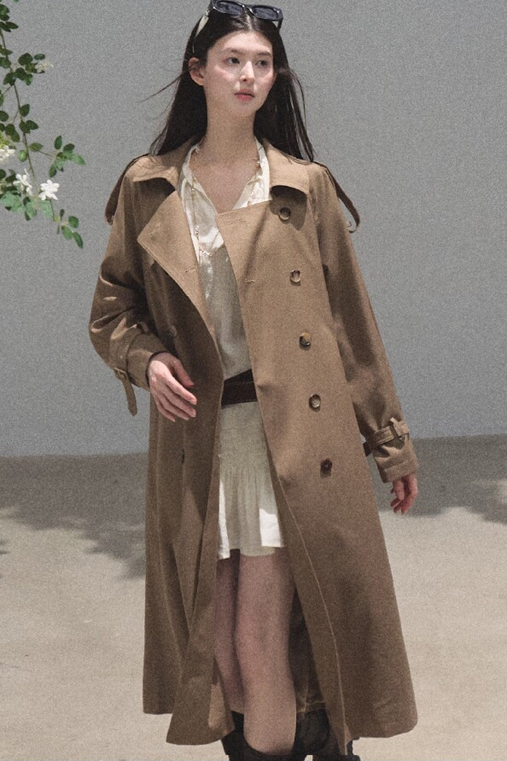Ensemble robe-chemise blanche à manches longues et à volants