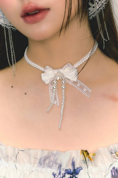 Weiße Choker-Halskette mit Spitzenschleife und Perlenband
