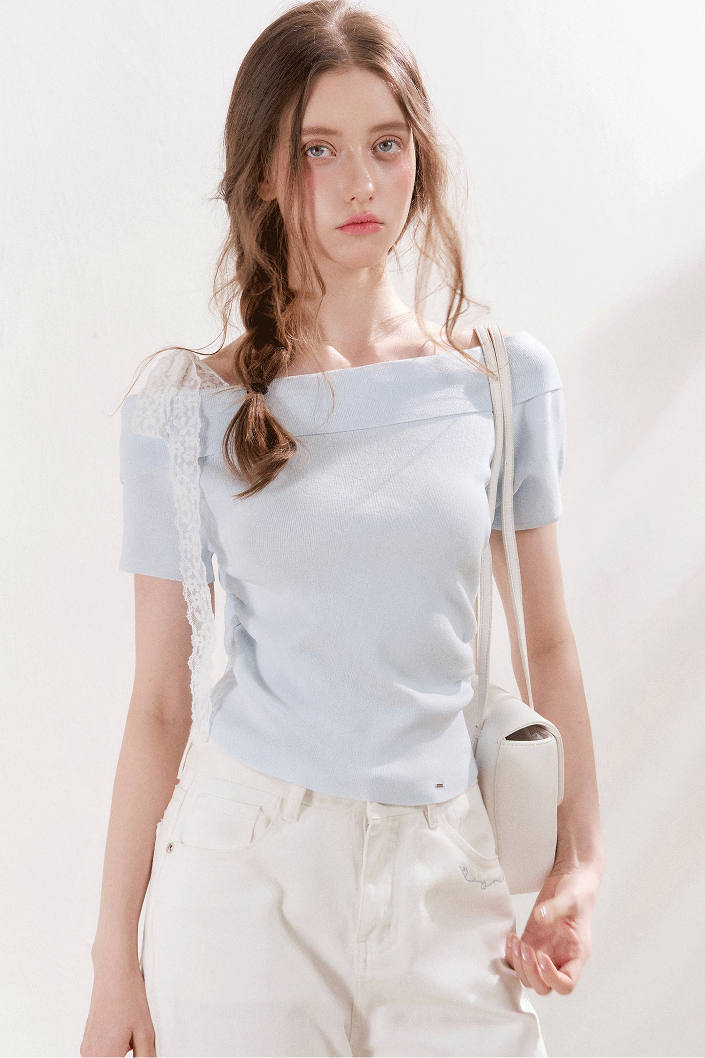 Top in maglia con spalle scoperte e fiocco in pizzo