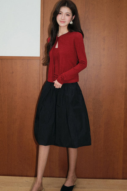 Set aus roter Strickjacke und schwarzem Rock