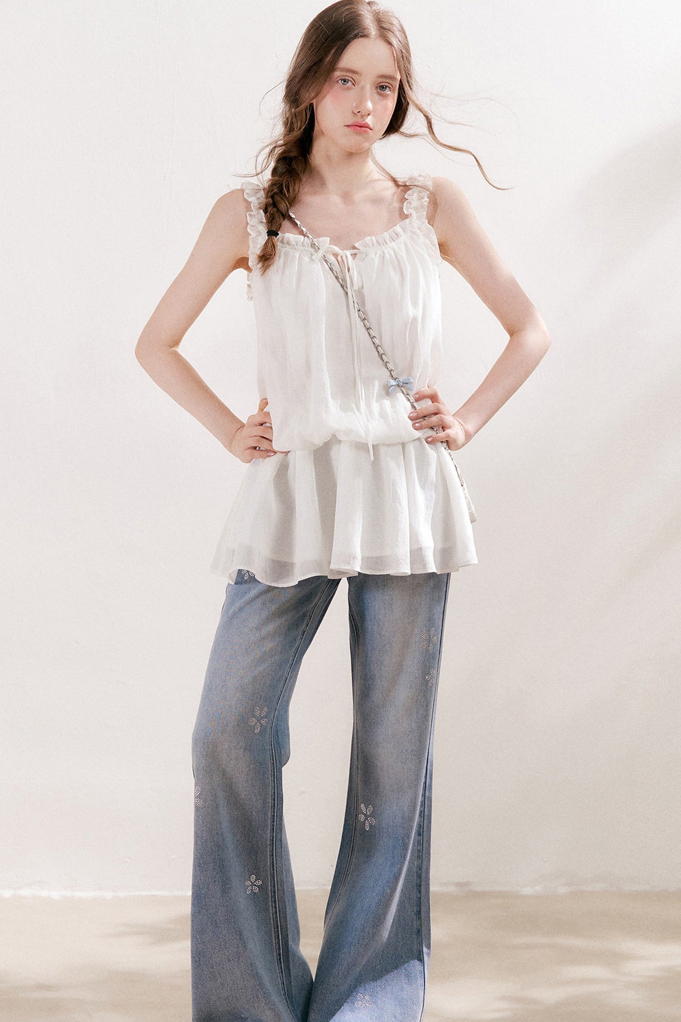 Jean en denim bleu avec fleur à cinq pétales en strass