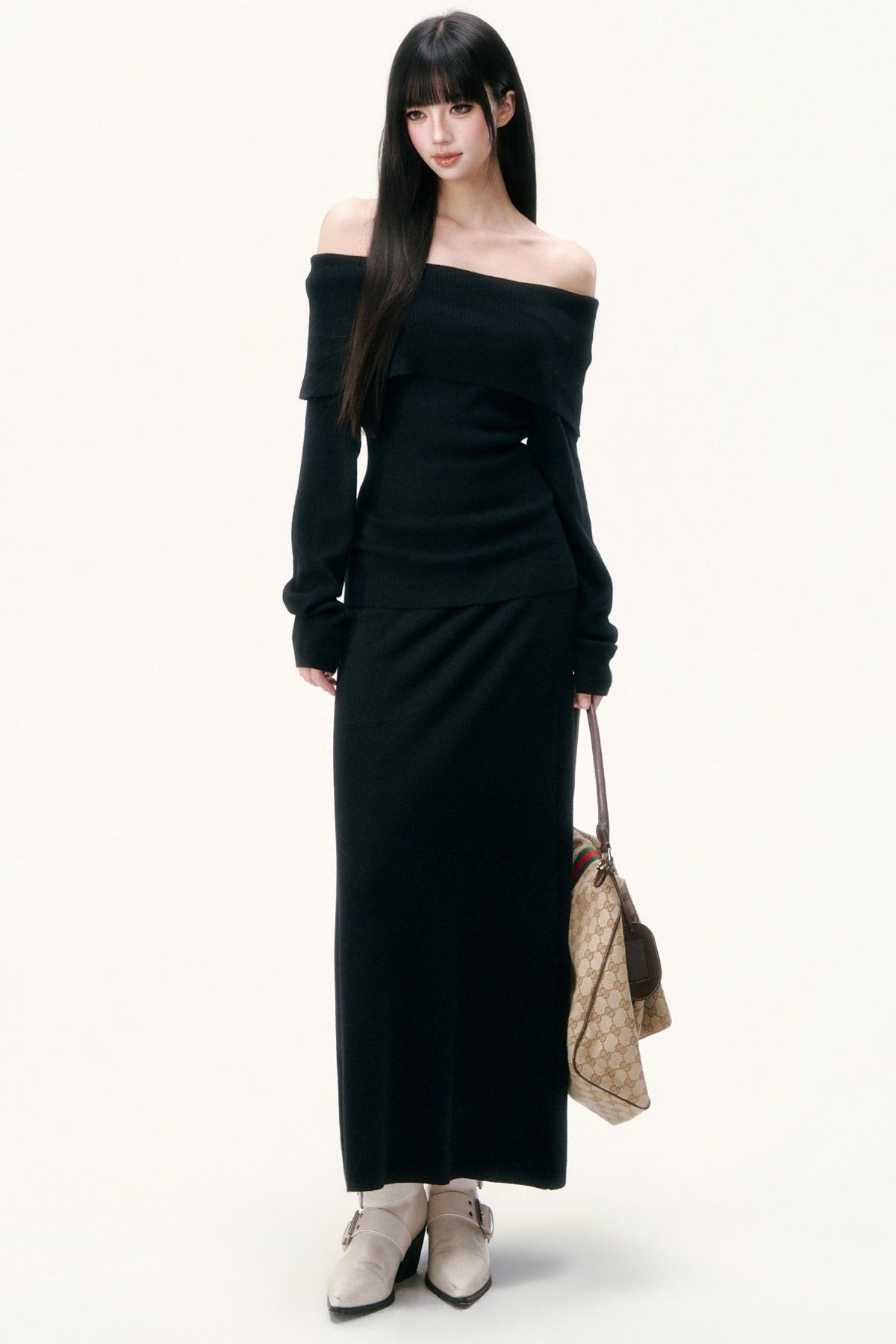 Completo con top in maglia di lana monospalla e gonna lunga
