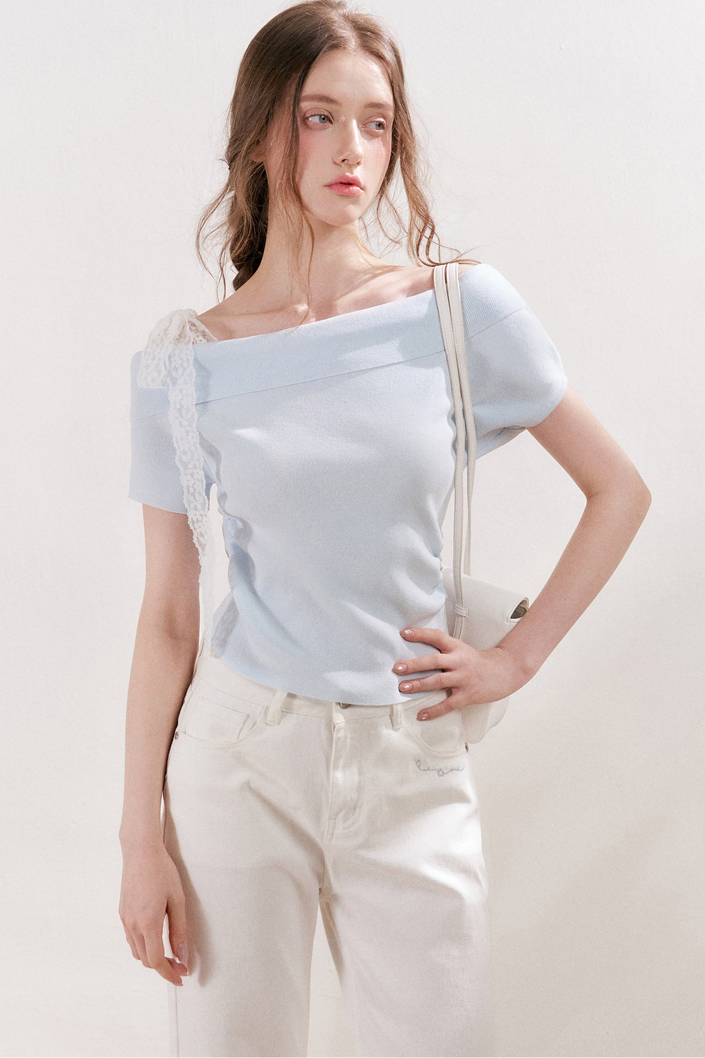 Top in maglia con spalle scoperte e fiocco in pizzo