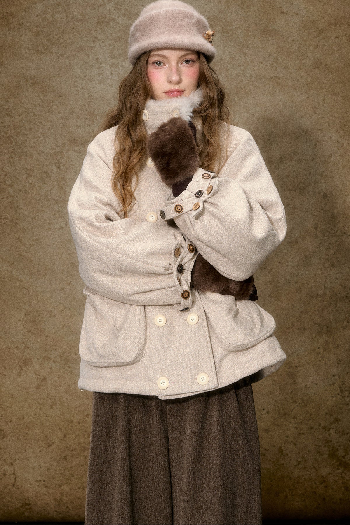 Kurze Daunenjacke mit Color-Blocking und Pelzkragen