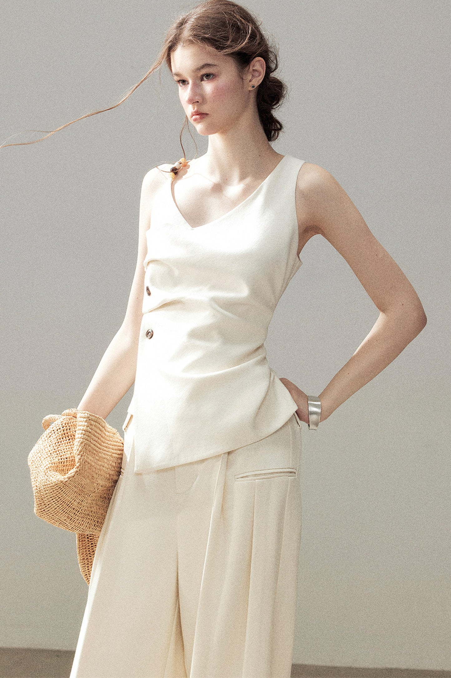Completo con top smanicato con spalle a nuvola e pantaloni
