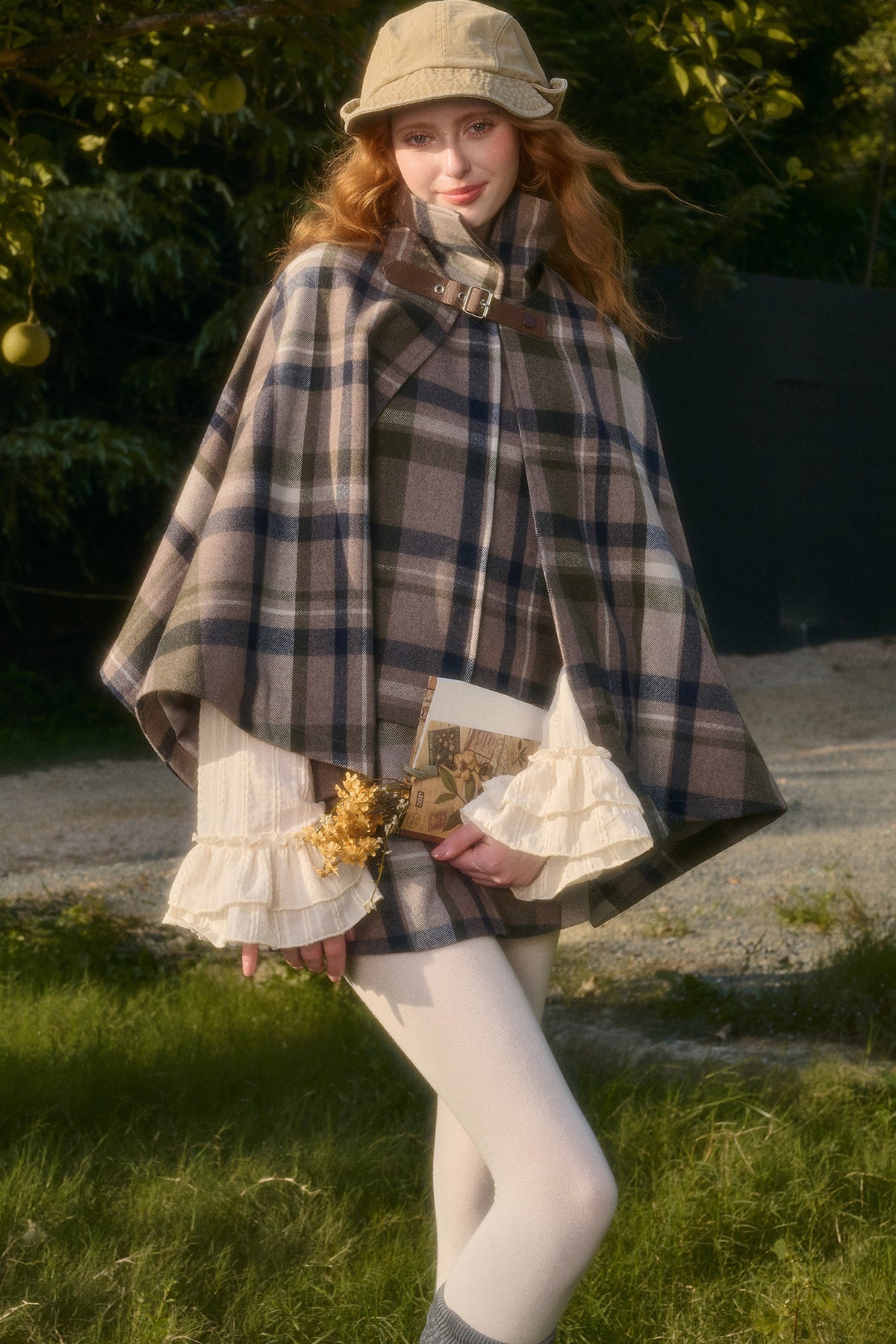 Ensemble avec cape à carreaux amovible, gilet et jupe trapèze