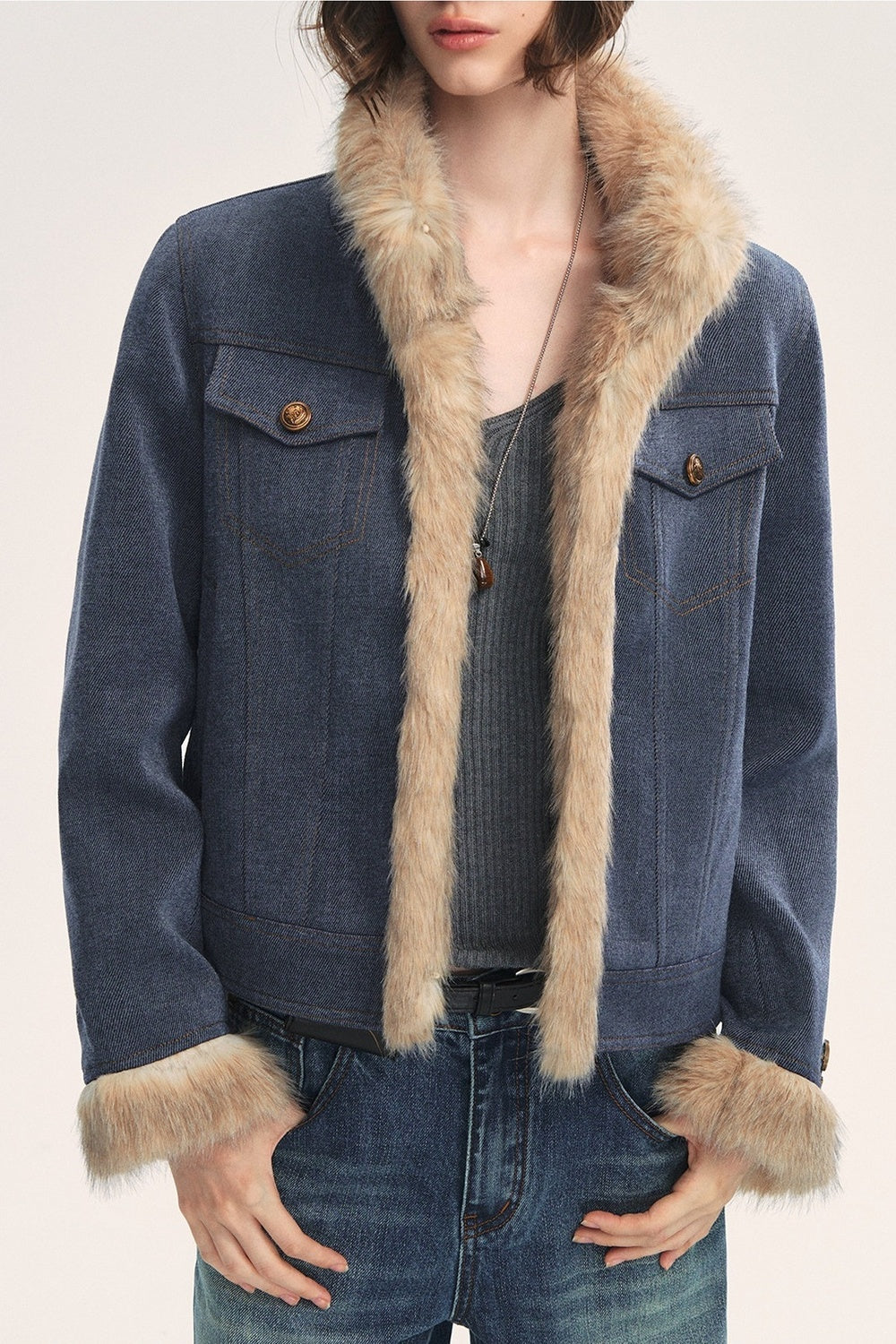 Jeansblaue Patchwork-Jacke mit Fellrevers