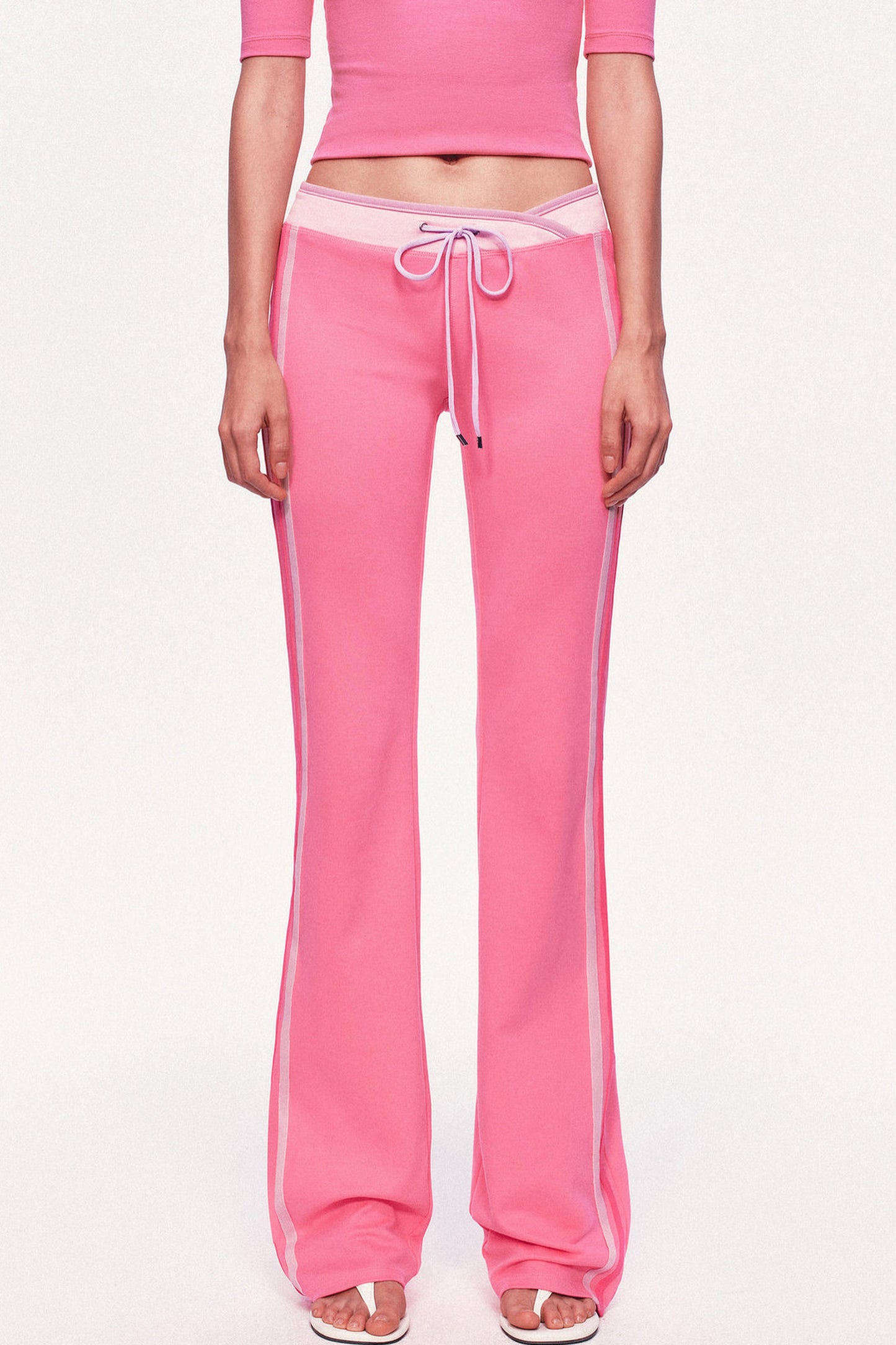 Pantaloni dritti a vita bassa con coulisse e doppia fascia in vita