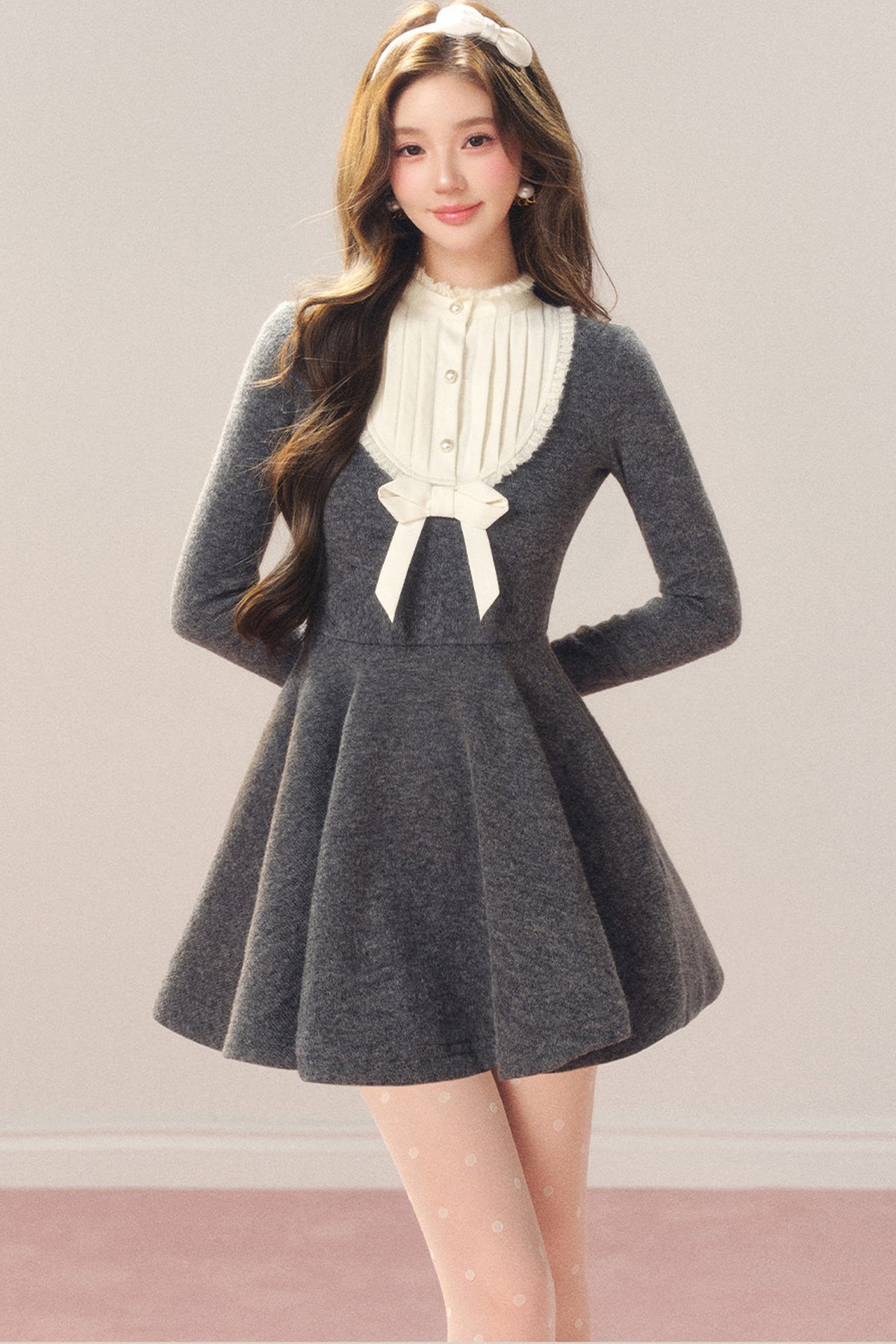 Robe grise à nœud à la taille