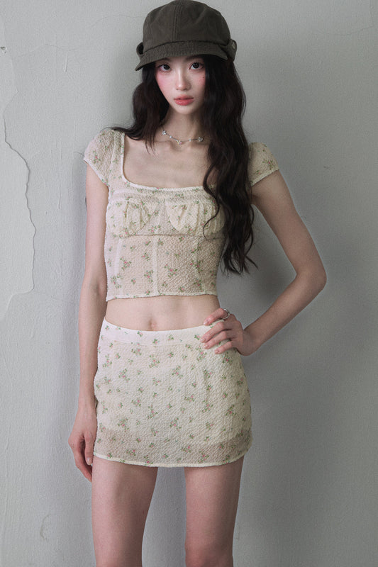 Conjunto de top corto floral de manga corta con escote cuadrado y falda ceñida a la cadera
