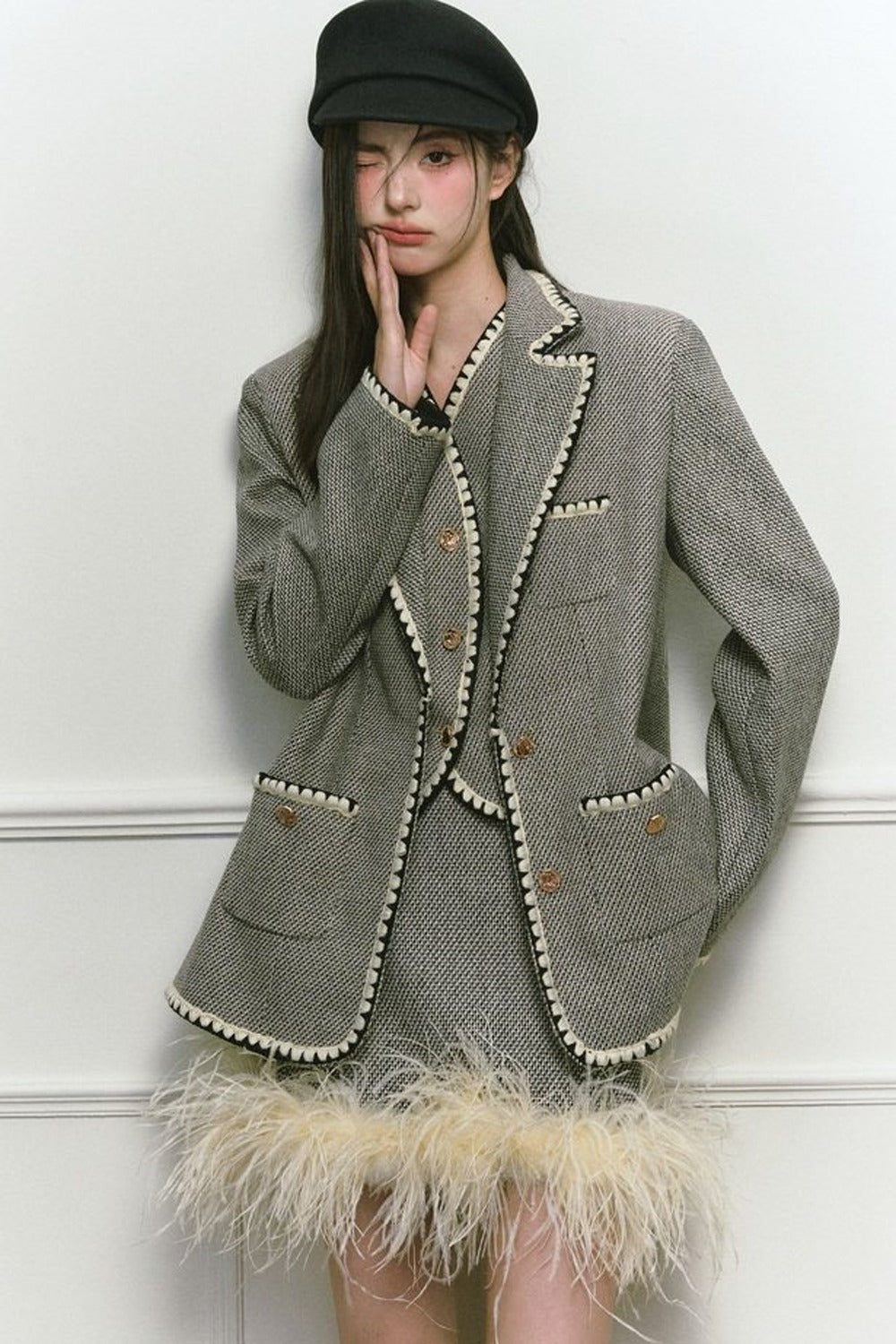 Completo con gilet stile blazer e gonna in lana con ricamo a conchiglia