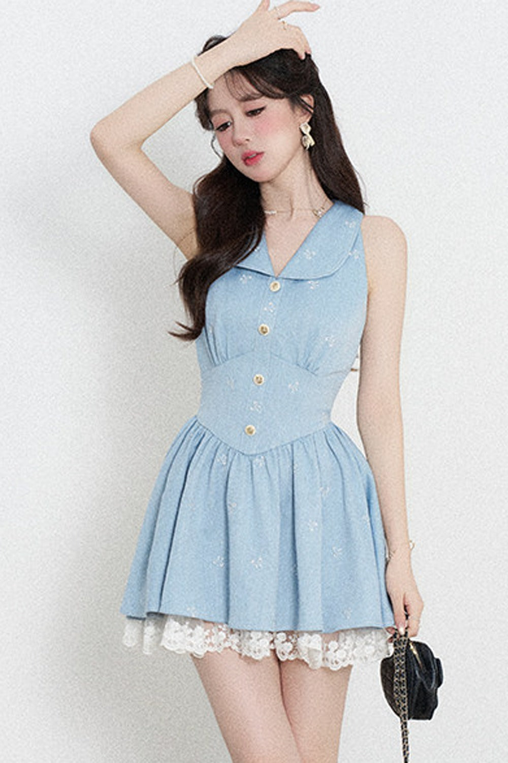 Blaues ärmelloses Kleid mit Reverskragen, Spitzeneinsatz und Rüschen
