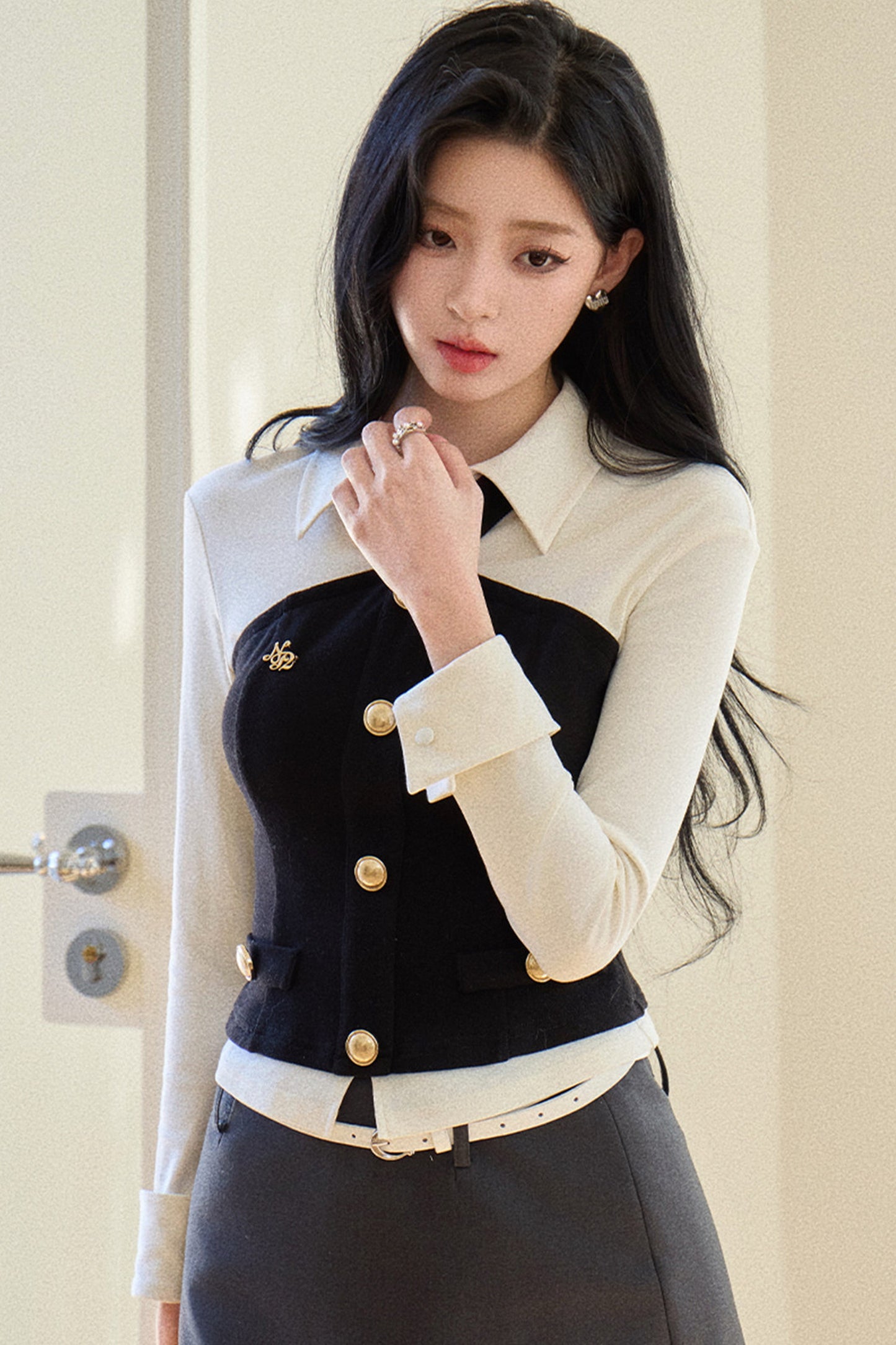 Top elegante nero e bianco a blocchi di colore