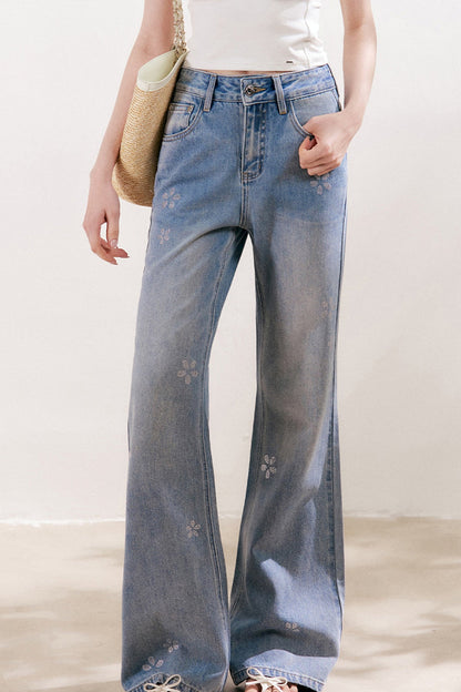 Jean en denim bleu avec fleur à cinq pétales en strass