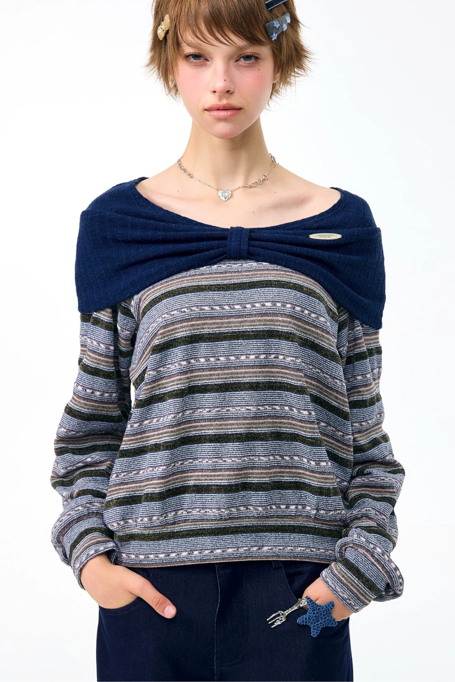 Maglietta in maglia a righe con fiocco verde
