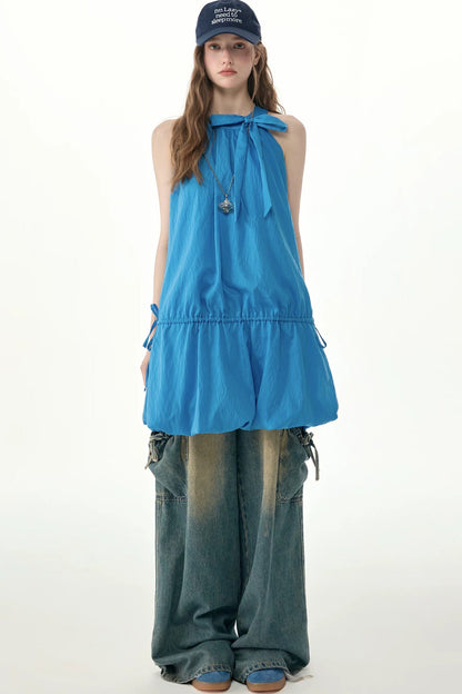 Blaues ärmelloses Kleid mit Neckholder und Schleife