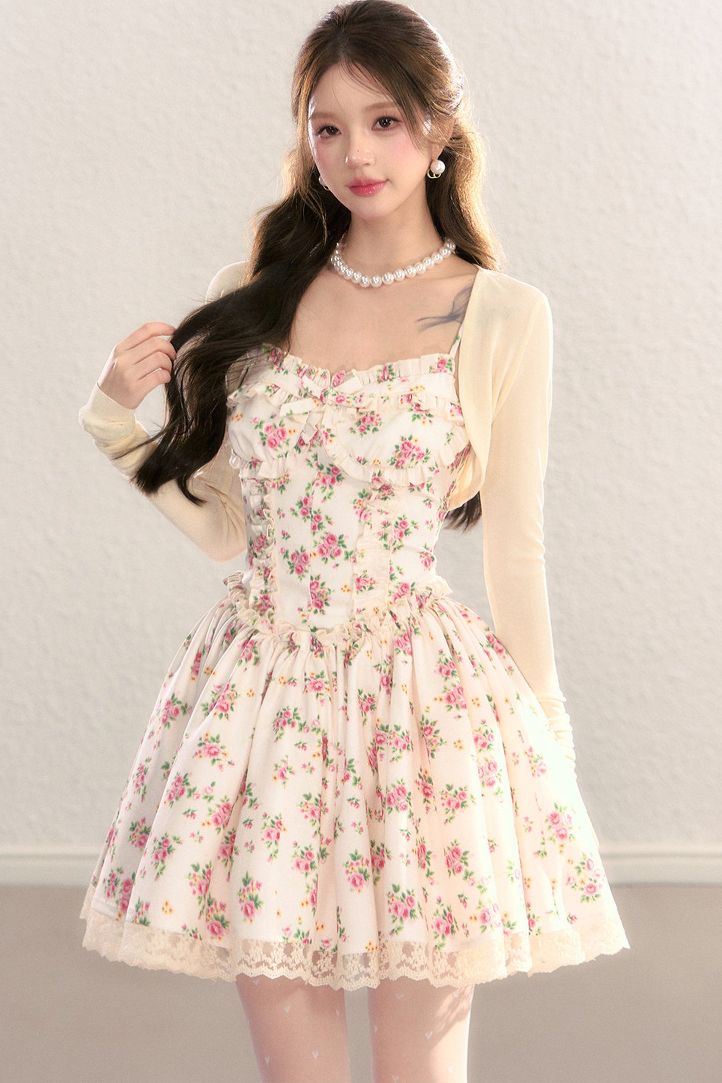 Vestido de princesa con estampado floral y cintura ceñida