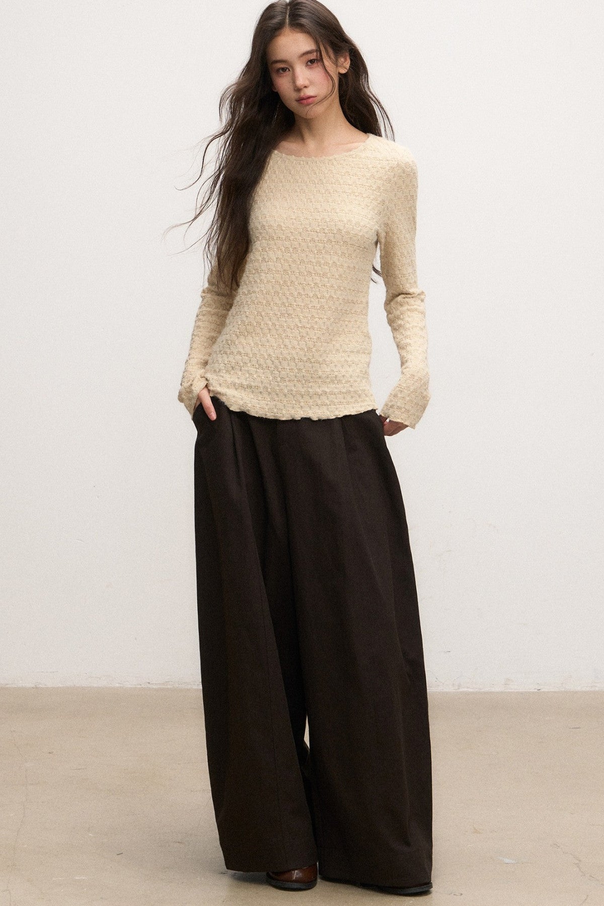 Conjunto de pantalones de pierna ancha y chaqueta marrón oscuro