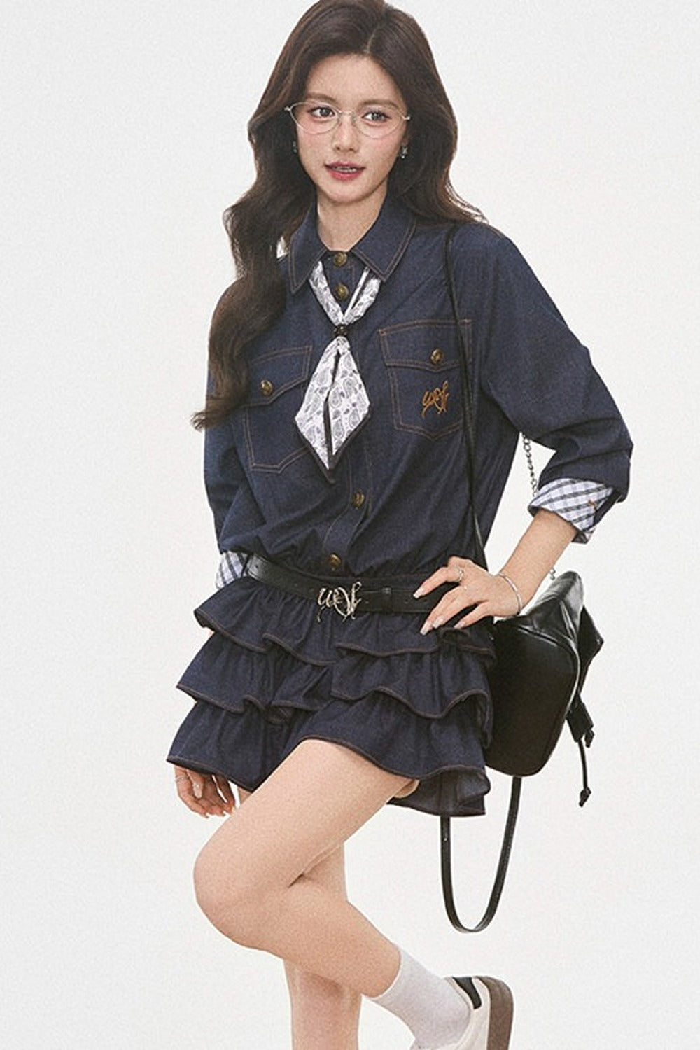 Set-up aus gestuftem Kleid im Denim-Look mit Paisley-Schal-Shirt