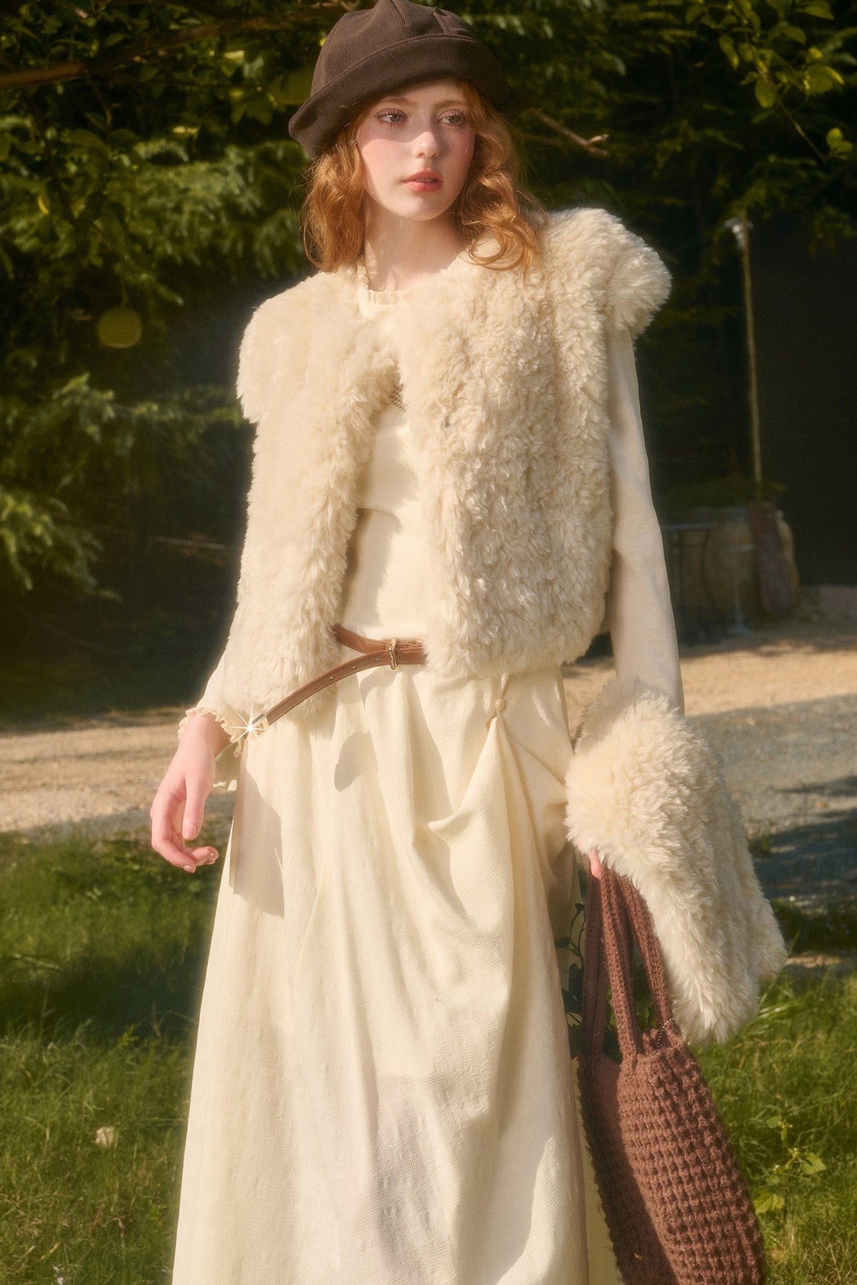 Langes Kleid mit Taillenschleife und Stickerei