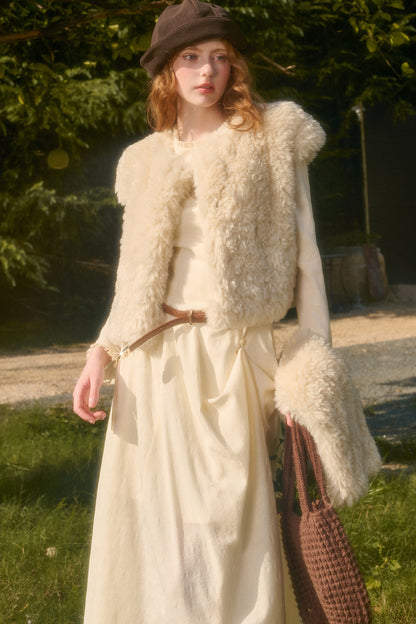 Langes Kleid mit Taillenschleife und Stickerei