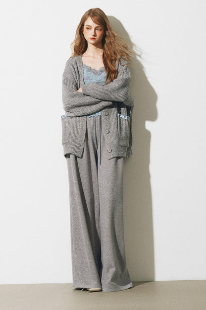 Completo giacca, gilet con bordi in pizzo e pantaloni ampi a maglia