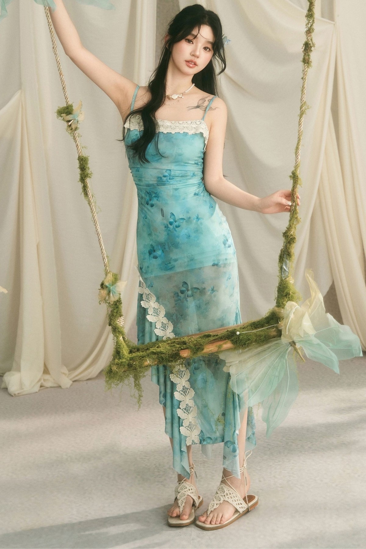 Meerjungfrauenkleid mit Spaghettiträgern und Schmetterlingsspitze