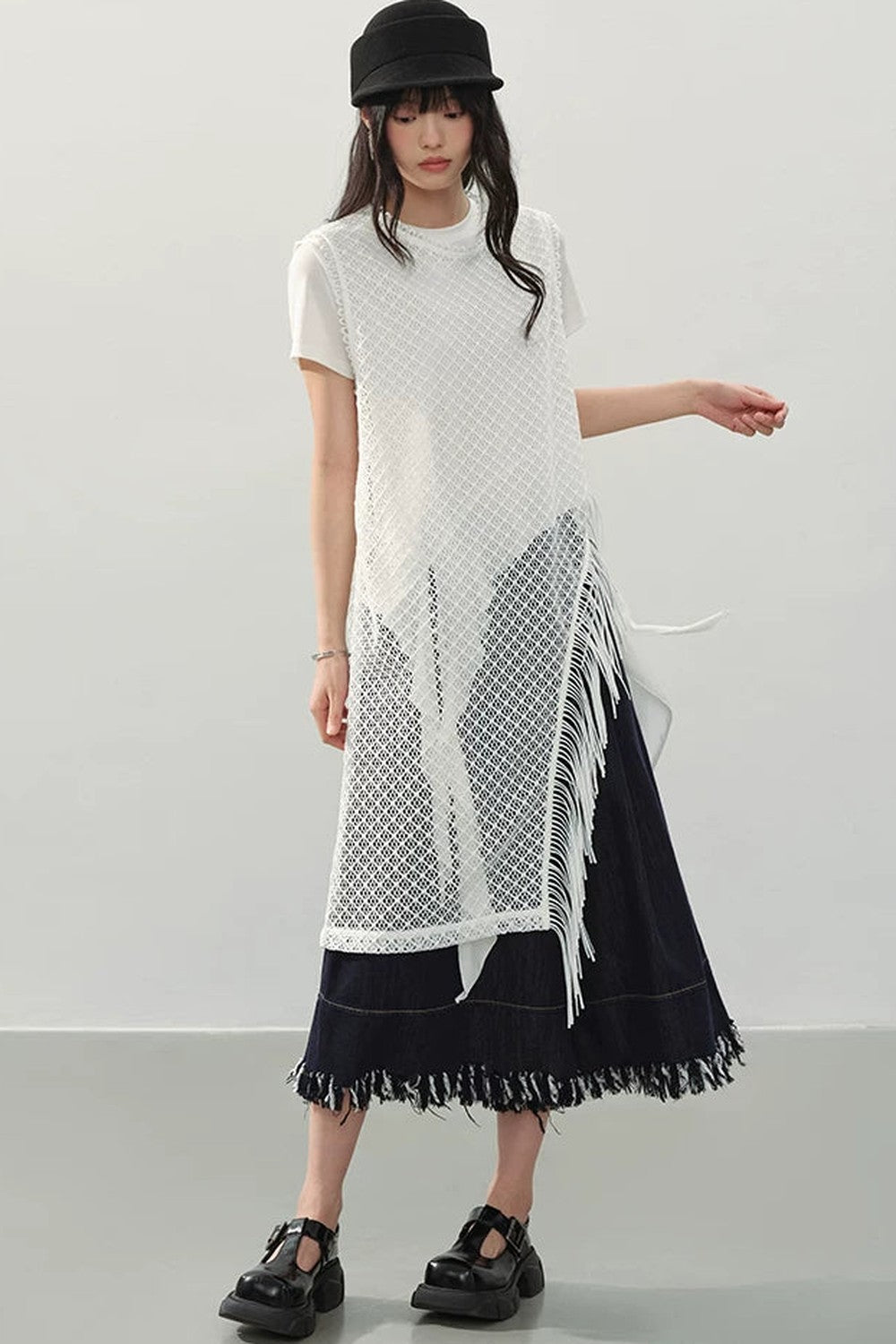 Robe à franges tissée avec découpes irrégulières