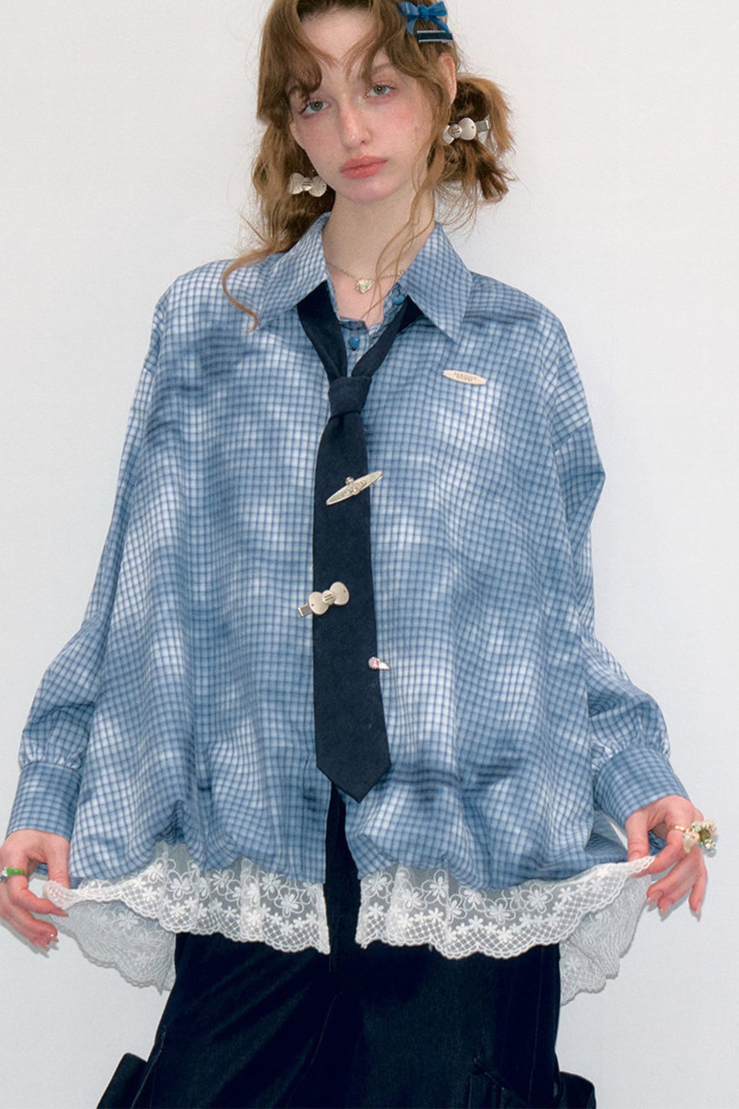 Blau karierte Bluse mit Spitzensaum