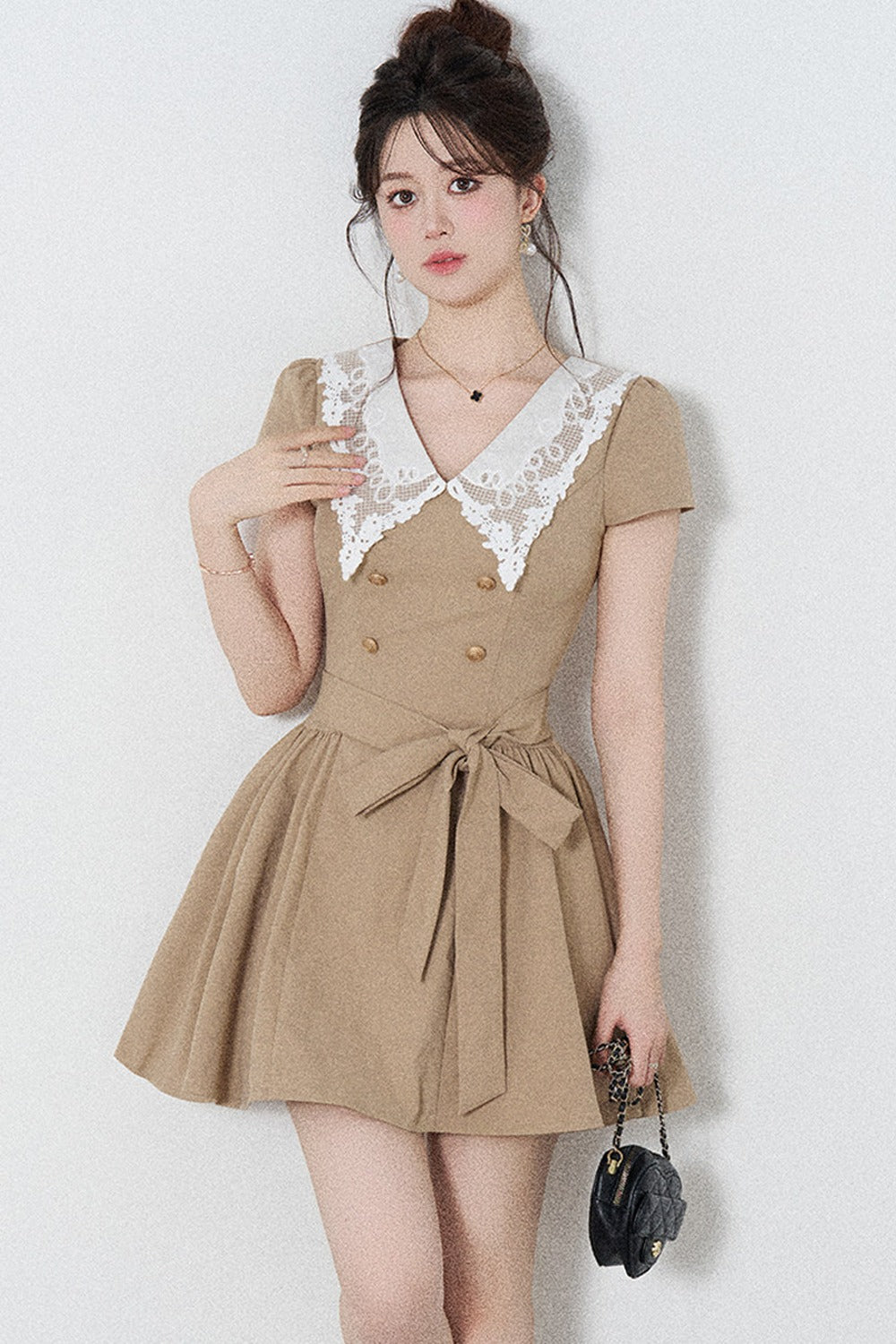 Spitzenkleid in A-Linie mit Bubikragen
