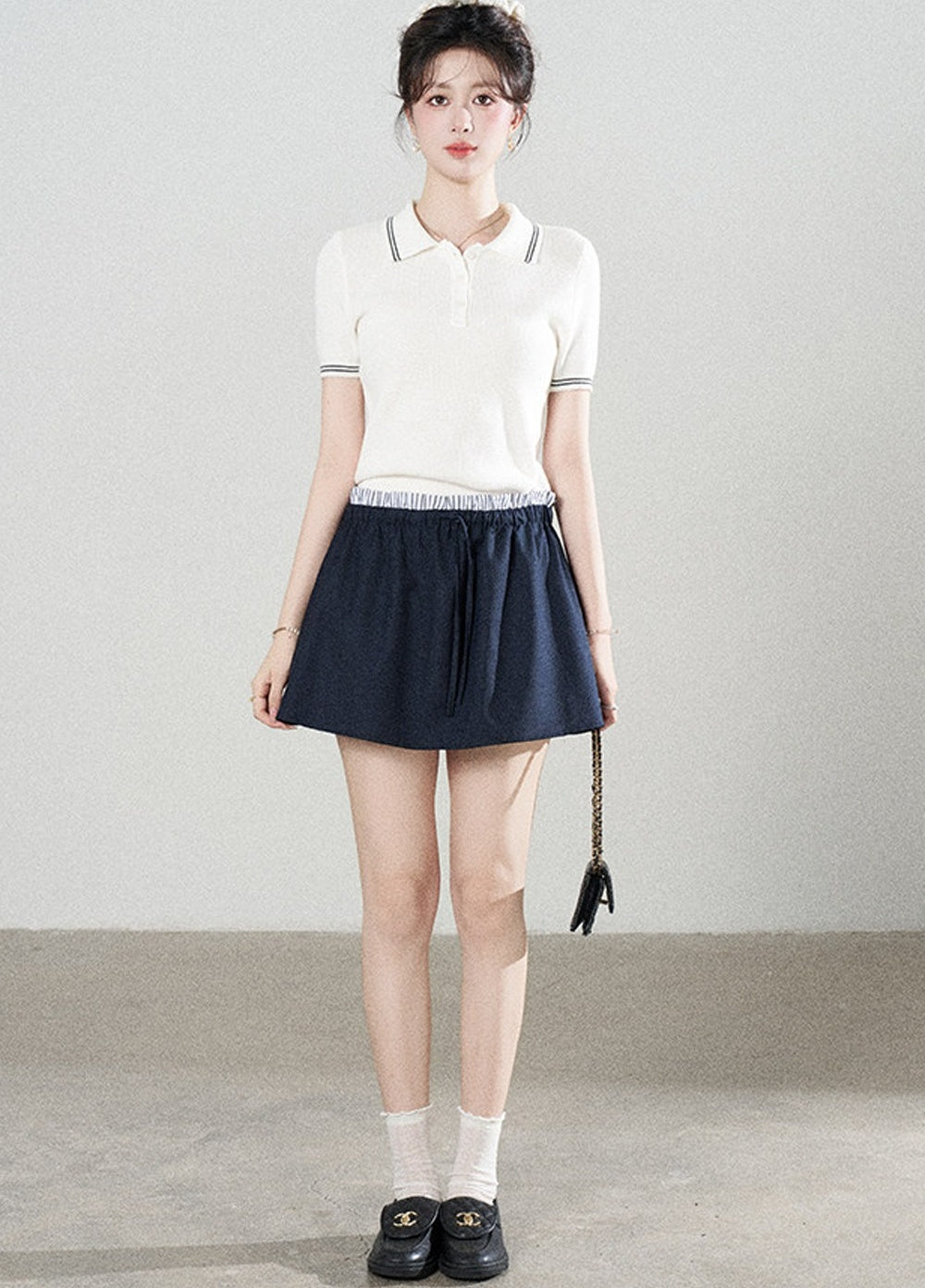 Ensemble tee-shirt polo en tricot blanc à manches courtes et jupe