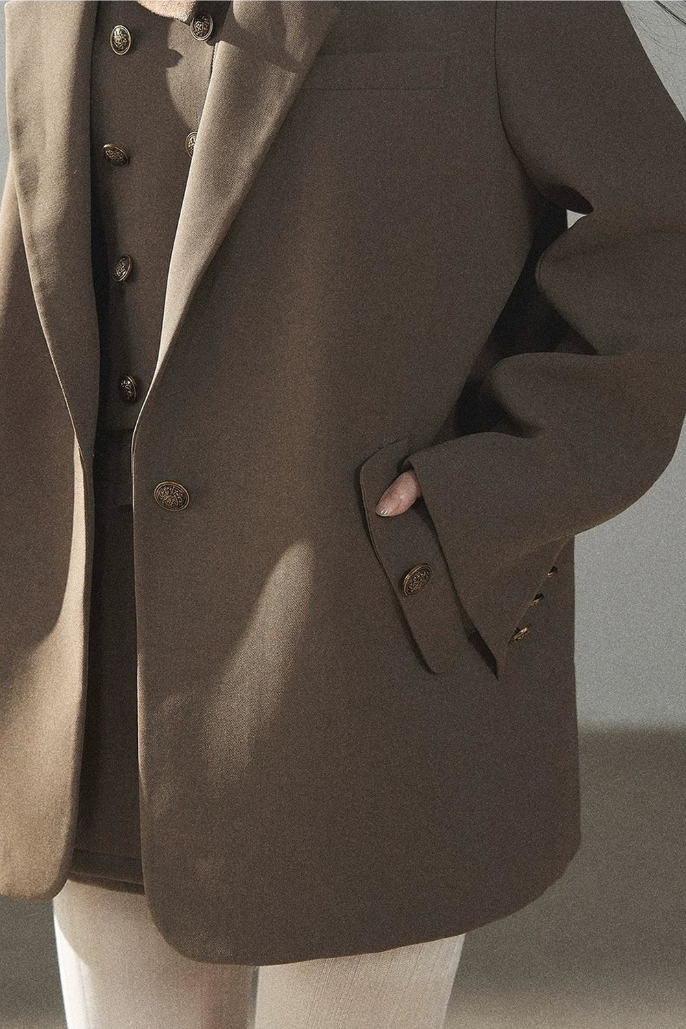 Ensemble sophistiqué avec blazer, haut et jupe