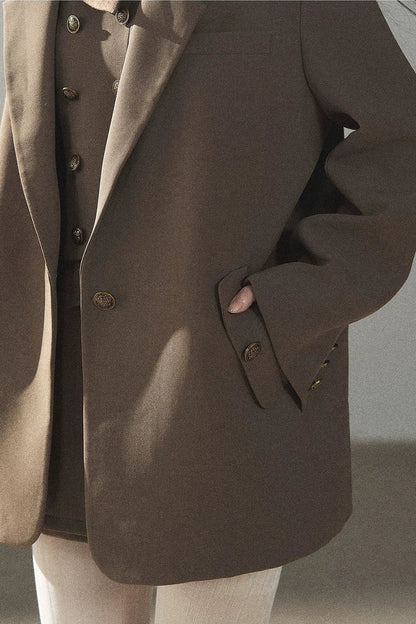 Ensemble sophistiqué avec blazer, haut et jupe
