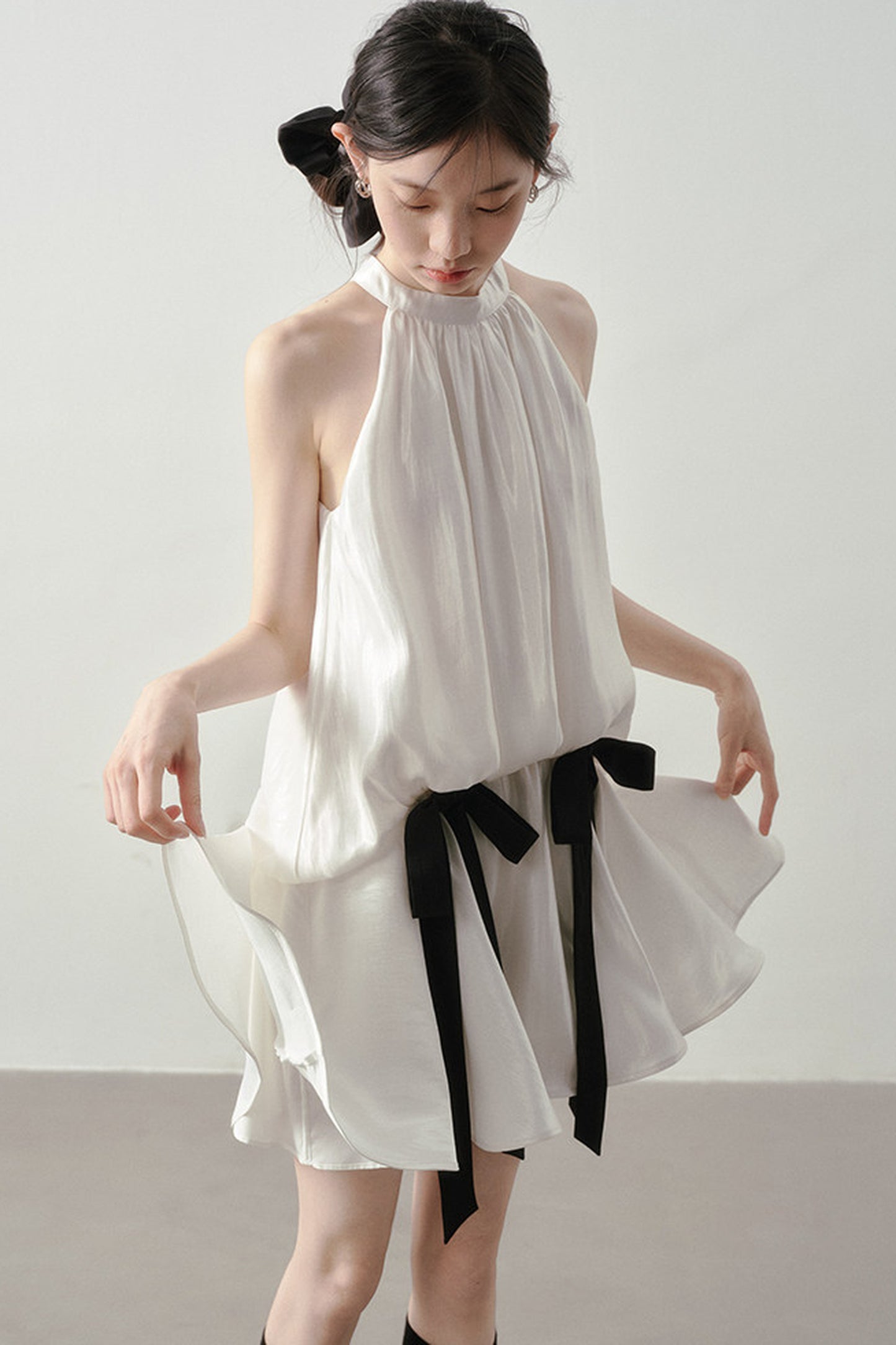 Vestido elegante de cuello halter con lazo